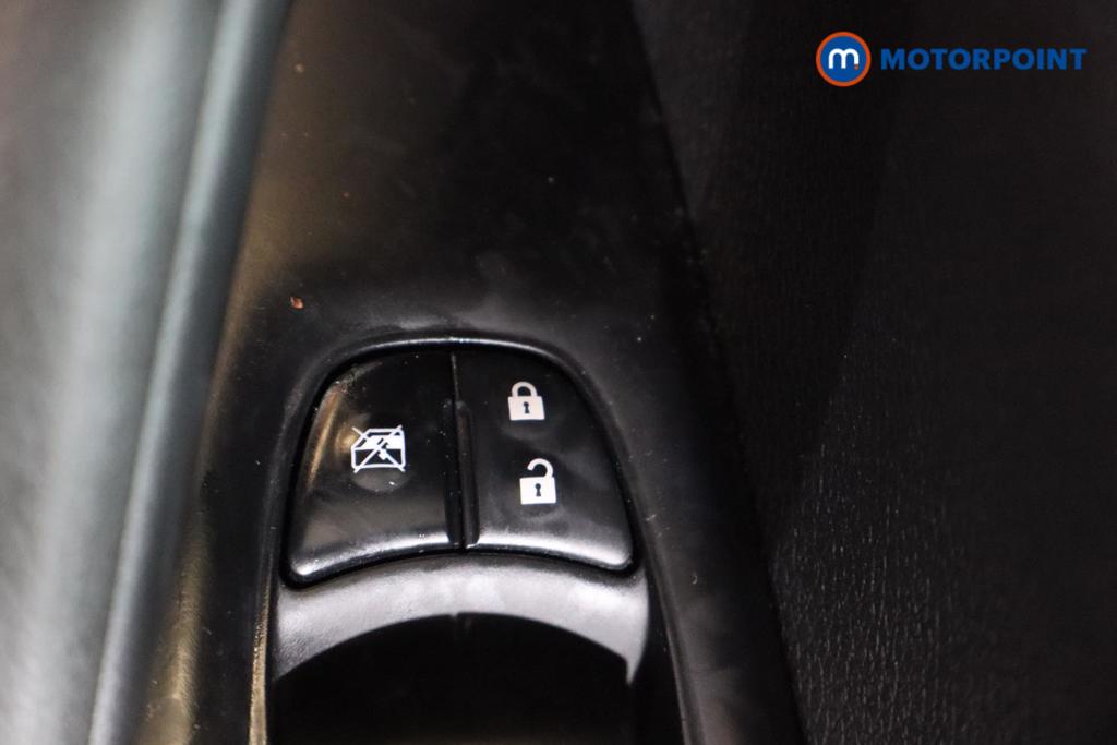 Nissan Qashqai Tekna Manual Diesel SUV - Stock Number (1479482) - 16th supplementary image