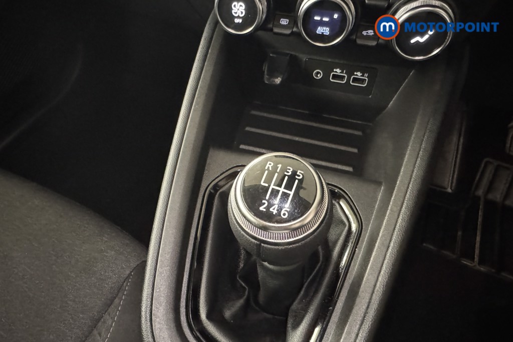 Renault Clio Evolution Manual Petrol Hatchback - Stock Number (1535530) - 9th supplementary image