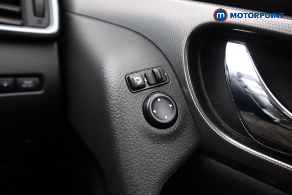 Nissan Qashqai N-Motion Manual Diesel SUV - Stock Number (1529337) - 15th supplementary image