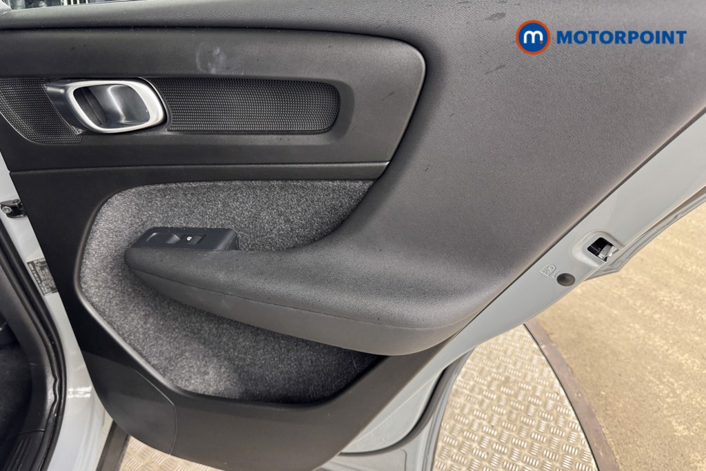 Volvo Xc40 Core Automatic Petrol SUV - Stock Number (1542144) - 16th supplementary image
