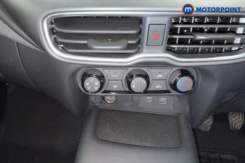 Nissan Juke Acenta Premium Manual Petrol SUV - Stock Number (1540412) - 9th supplementary image