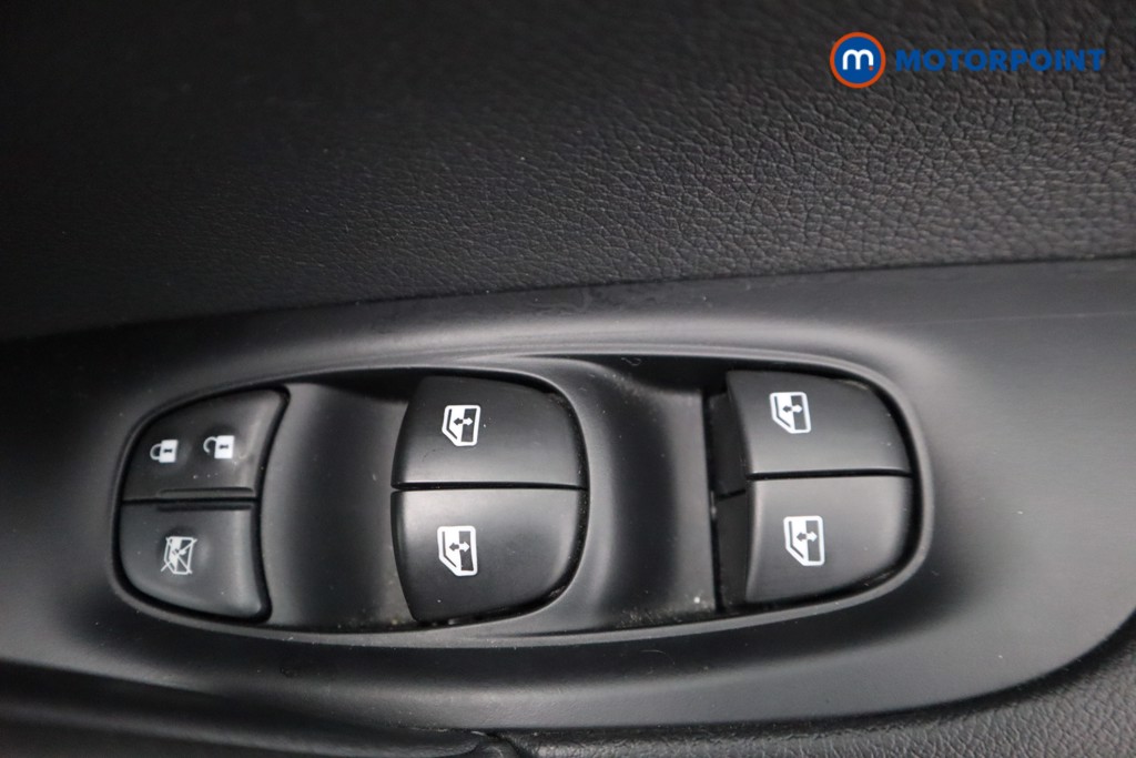 Nissan Qashqai N-Connecta Manual Diesel SUV - Stock Number (1532636) - 19th supplementary image