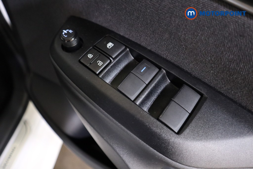 Toyota Yaris Design Automatic Petrol-Electric Hybrid Hatchback - Stock Number (1541631) - 9th supplementary image