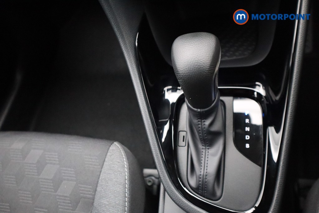 Toyota Yaris Design Automatic Petrol-Electric Hybrid Hatchback - Stock Number (1538142) - 10th supplementary image