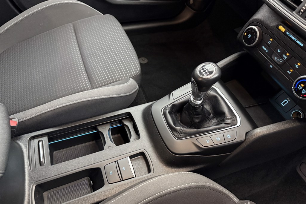 Ford Focus Zetec Manual Petrol Hatchback - Stock Number (1545290) - 9th supplementary image
