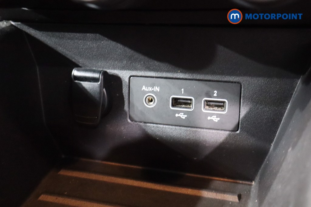 Renault Clio Iconic Manual Petrol Hatchback - Stock Number (1543660) - 16th supplementary image