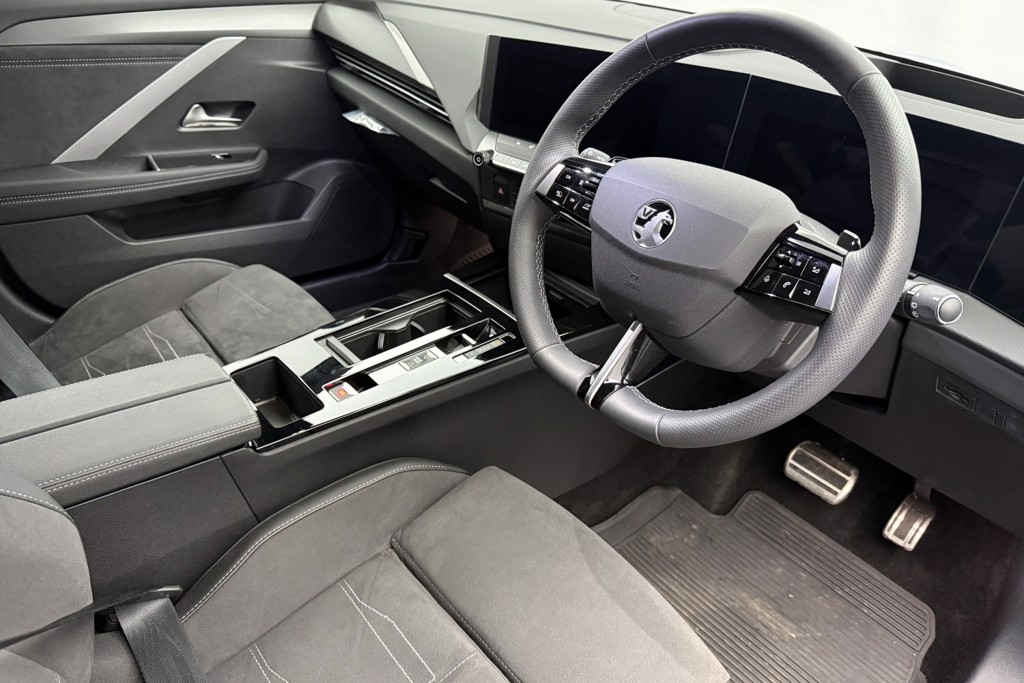 Vauxhall Astra Ultimate Automatic Petrol Hatchback - Stock Number (1543495) - 1st supplementary image