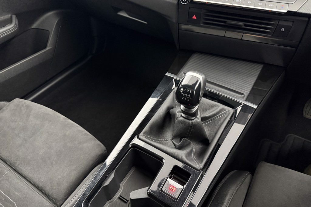 Vauxhall Astra Ultimate Manual Petrol Hatchback - Stock Number (1539807) - 14th supplementary image
