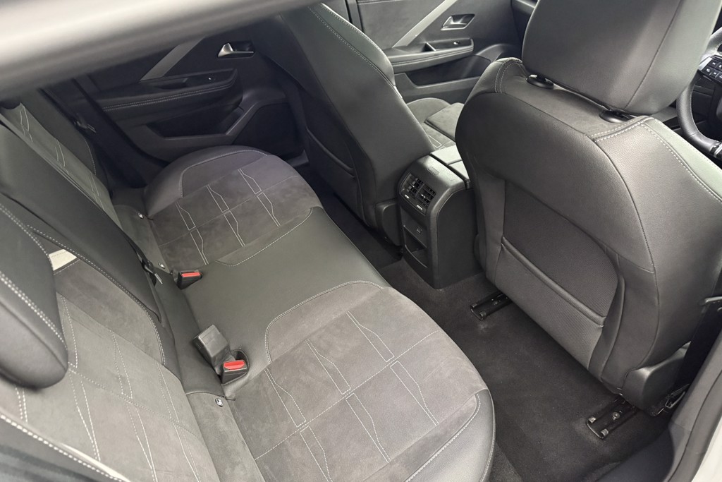 Vauxhall Astra Ultimate Manual Petrol Hatchback - Stock Number (1539807) - 21st supplementary image