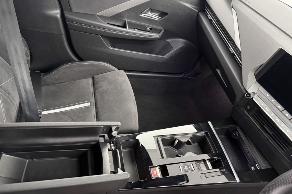 Vauxhall Astra GSE Automatic Petrol Plug-In Hybrid Hatchback - Stock Number (1543498) - 8th supplementary image