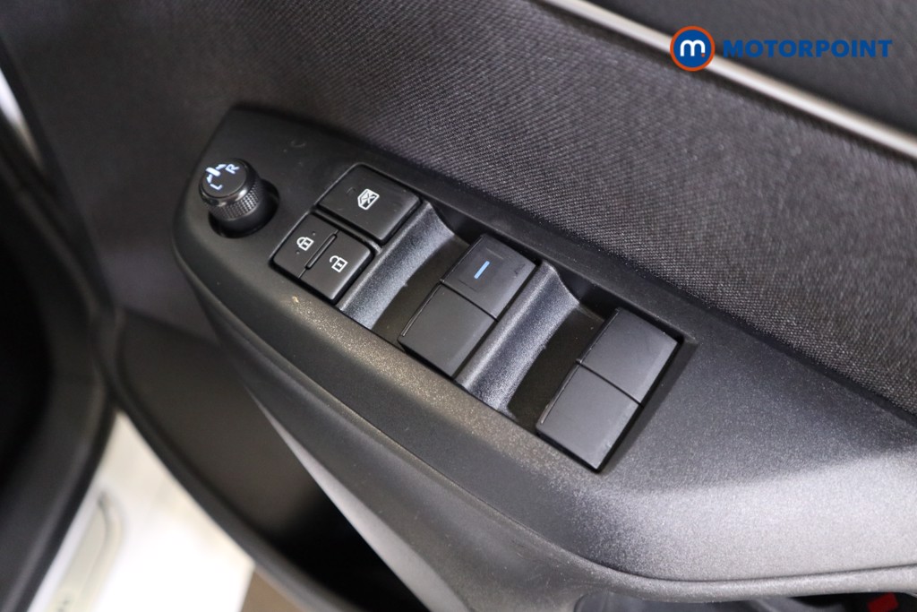Toyota Yaris Design Automatic Petrol-Electric Hybrid Hatchback - Stock Number (1541910) - 9th supplementary image
