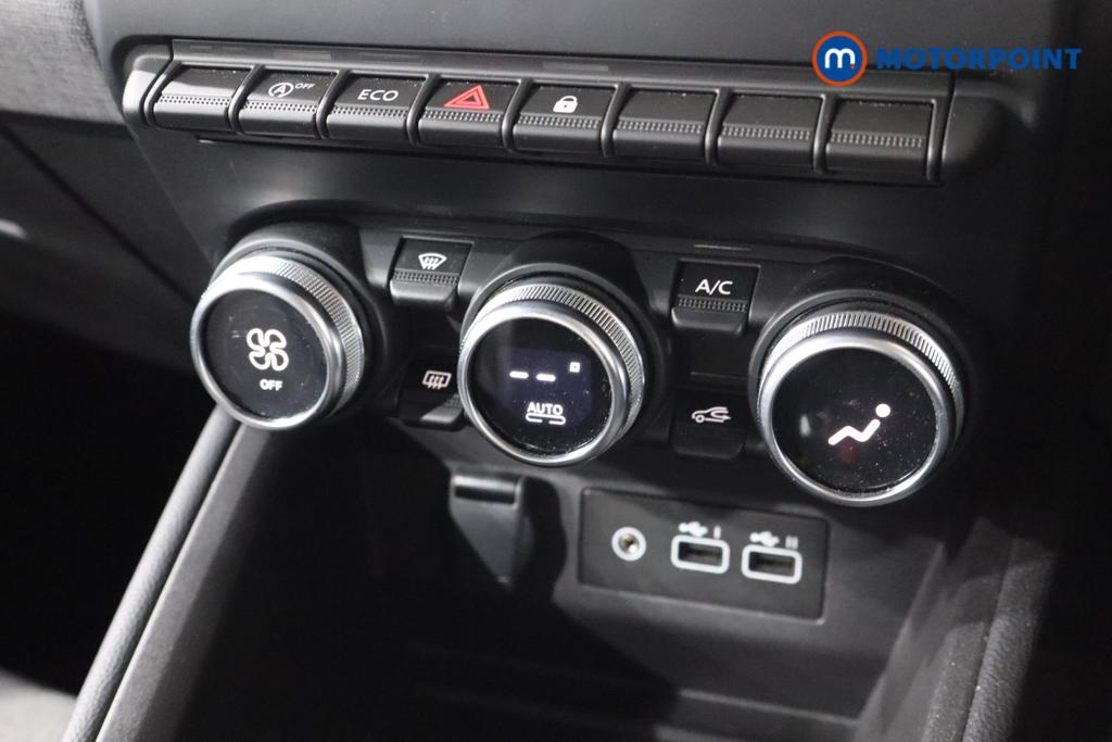 Renault Clio Evolution Manual Petrol Hatchback - Stock Number (1546239) - 4th supplementary image
