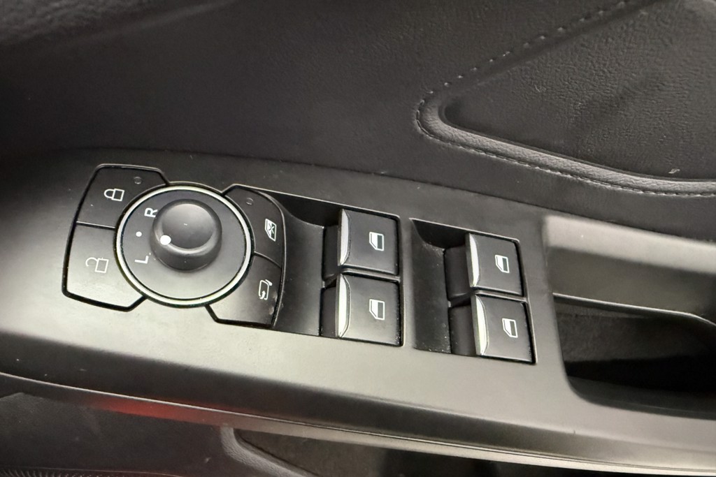 Ford Focus Titanium Manual Petrol-Electric Hybrid Estate - Stock Number (1541474) - 14th supplementary image