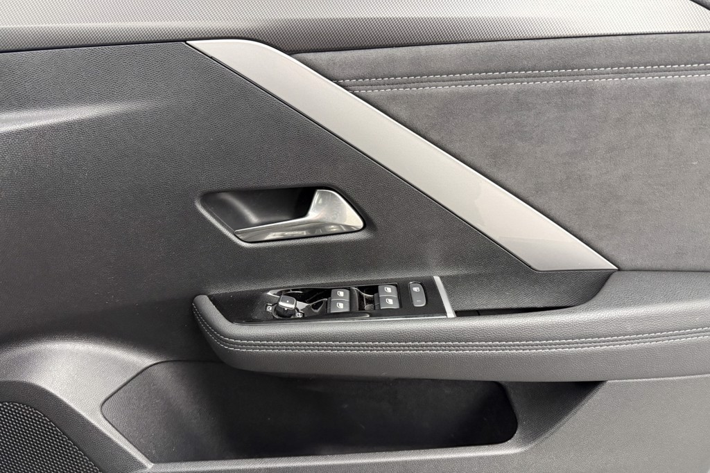 Vauxhall Astra Ultimate Manual Petrol Hatchback - Stock Number (1543480) - 14th supplementary image