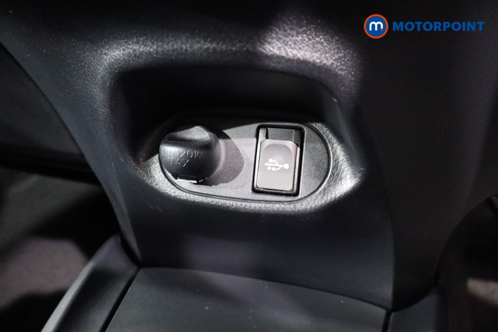 Toyota Yaris Bi-Tone Manual Petrol Hatchback - Stock Number (1550817) - 16th supplementary image