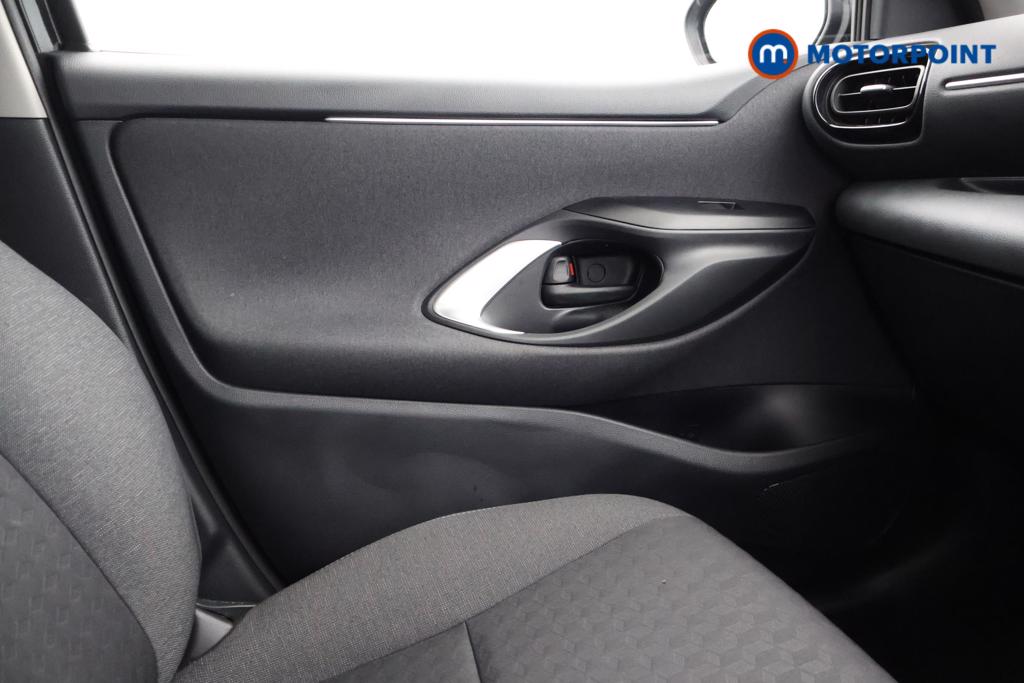 Toyota Yaris Design Automatic Petrol-Electric Hybrid Hatchback - Stock Number (1549974) - 8th supplementary image