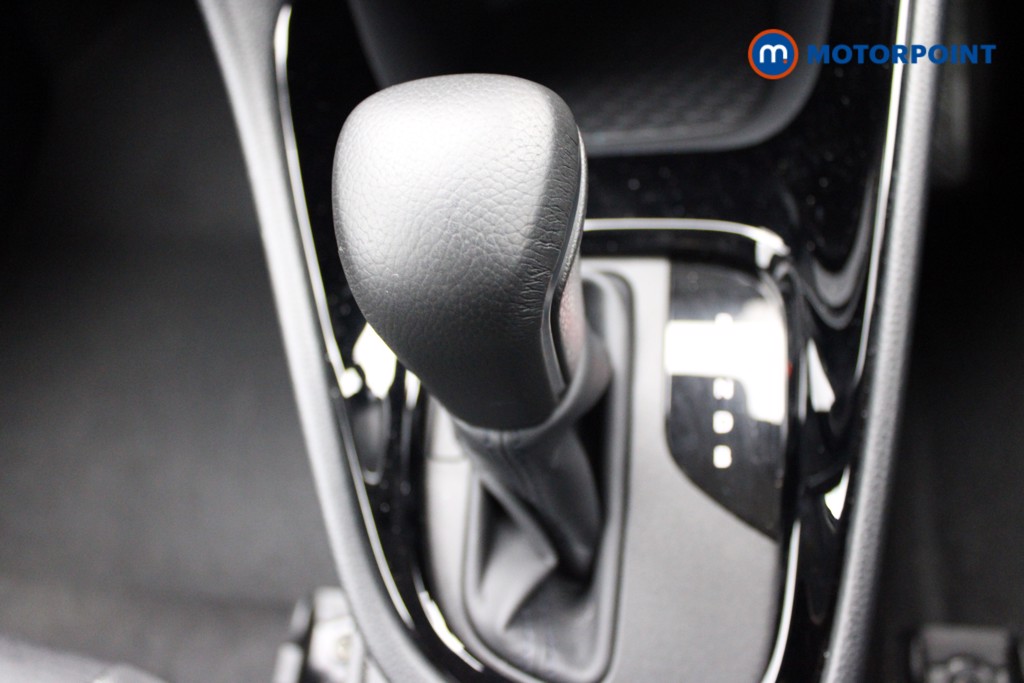 Toyota Yaris Design Automatic Petrol-Electric Hybrid Hatchback - Stock Number (1550465) - 8th supplementary image