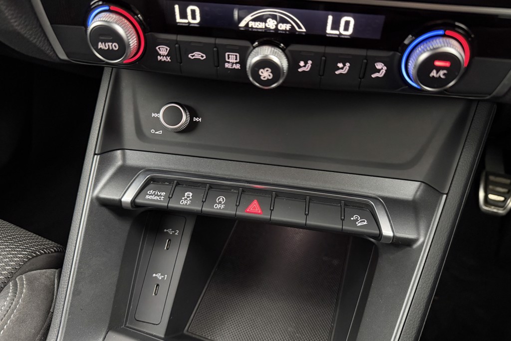 Audi Q3 Black Edition Manual Petrol SUV - Stock Number (1546657) - 15th supplementary image