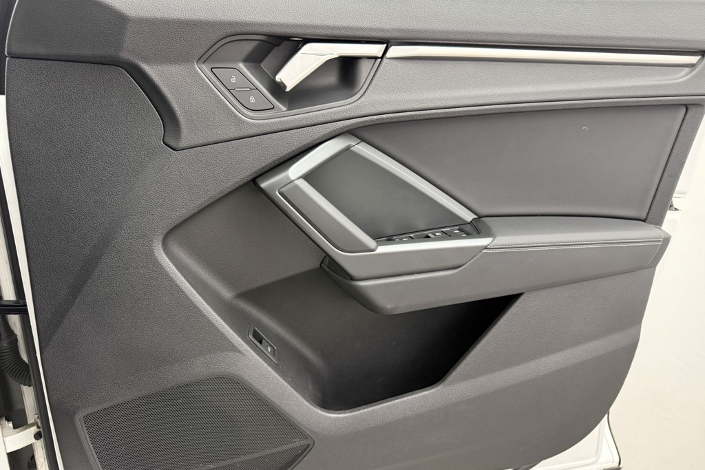 Audi Q3 Black Edition Manual Petrol SUV - Stock Number (1546657) - 18th supplementary image