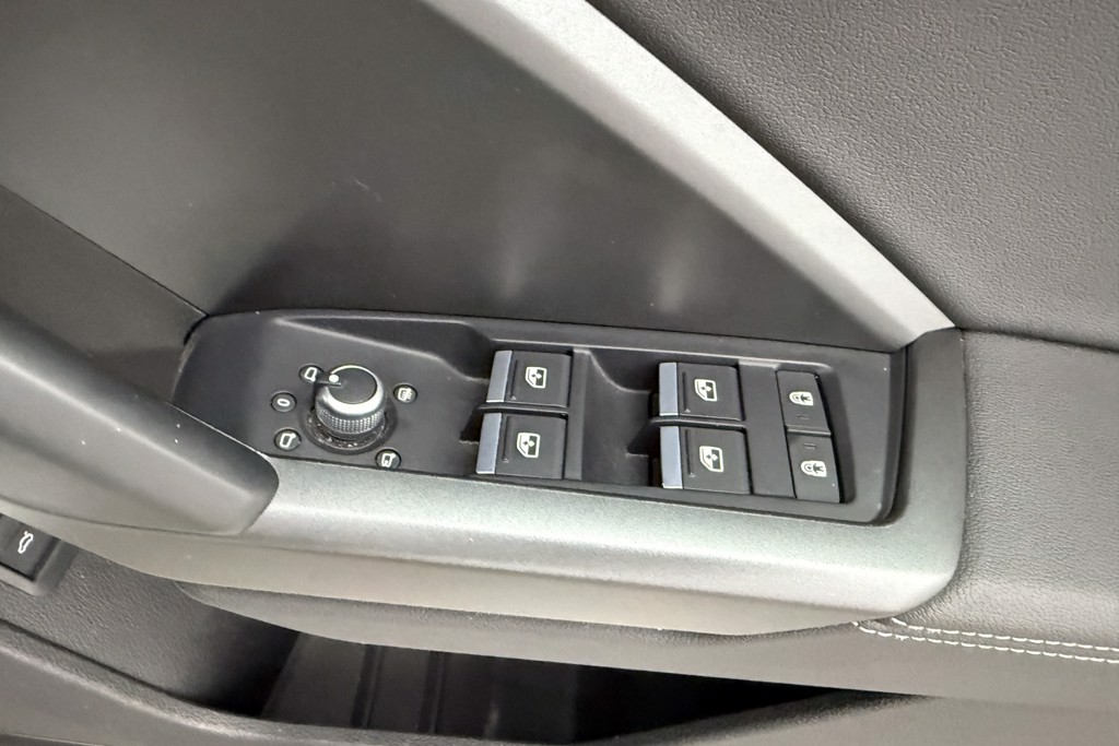 Audi Q3 Black Edition Manual Petrol SUV - Stock Number (1546657) - 19th supplementary image