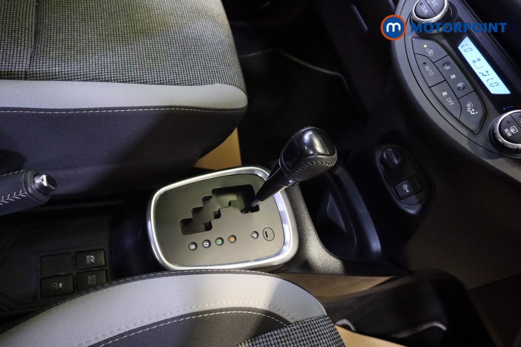 Toyota Yaris Y20 Automatic Petrol-Electric Hybrid Hatchback - Stock Number (1550206) - 5th supplementary image