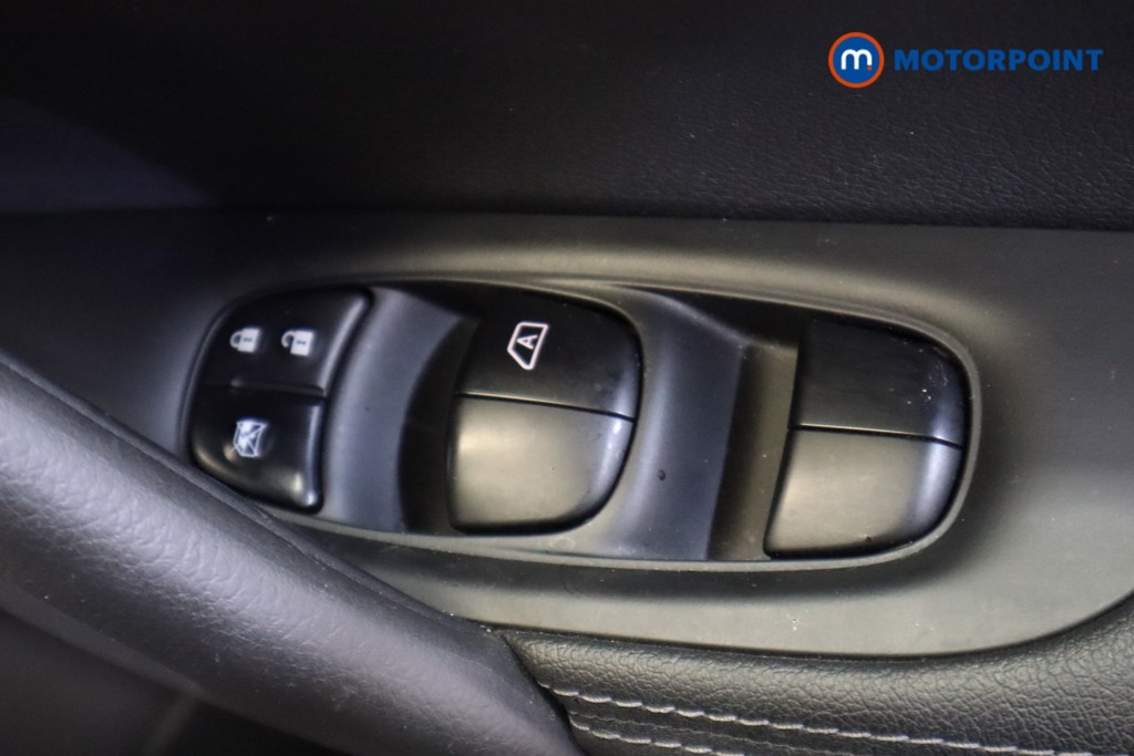 Nissan Qashqai Tekna Manual Diesel SUV - Stock Number (1553192) - 8th supplementary image