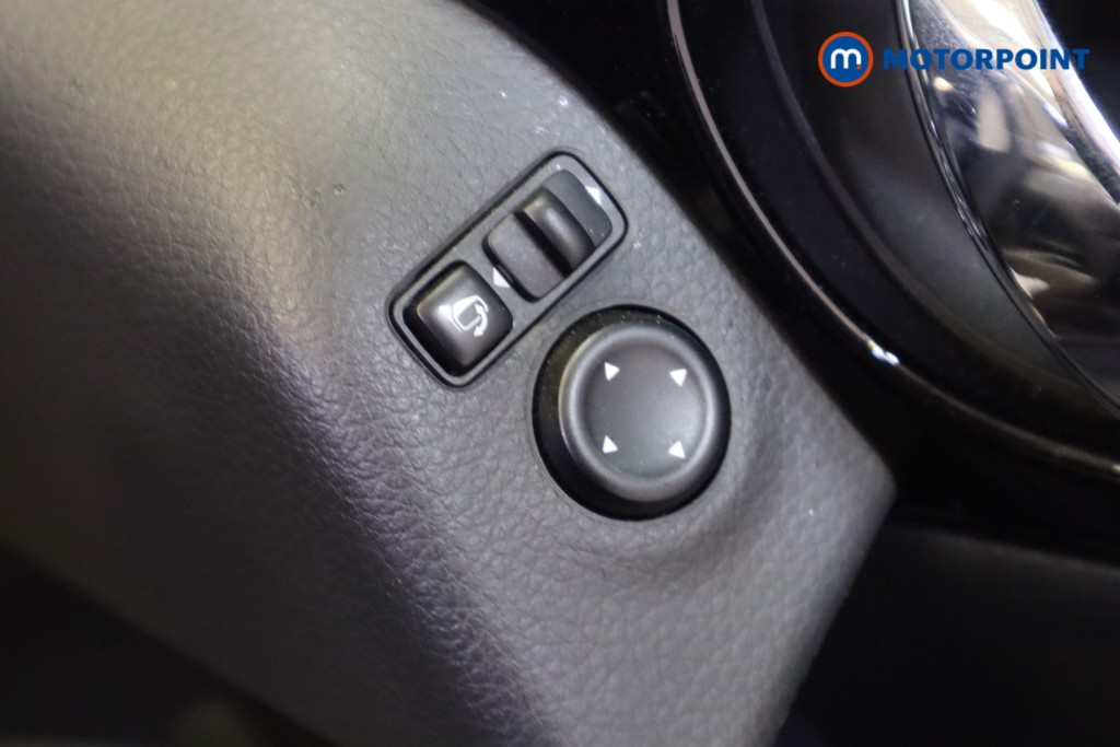 Nissan Qashqai Tekna Manual Diesel SUV - Stock Number (1553192) - 9th supplementary image
