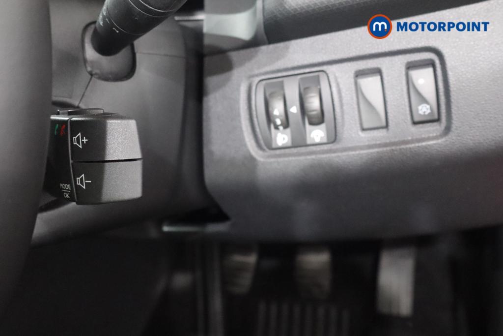 Renault Clio Iconic Manual Petrol Hatchback - Stock Number (1546167) - 8th supplementary image