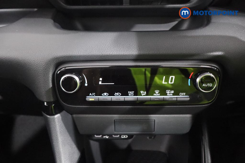 Toyota Yaris Design Automatic Petrol-Electric Hybrid Hatchback - Stock Number (1553851) - 3rd supplementary image