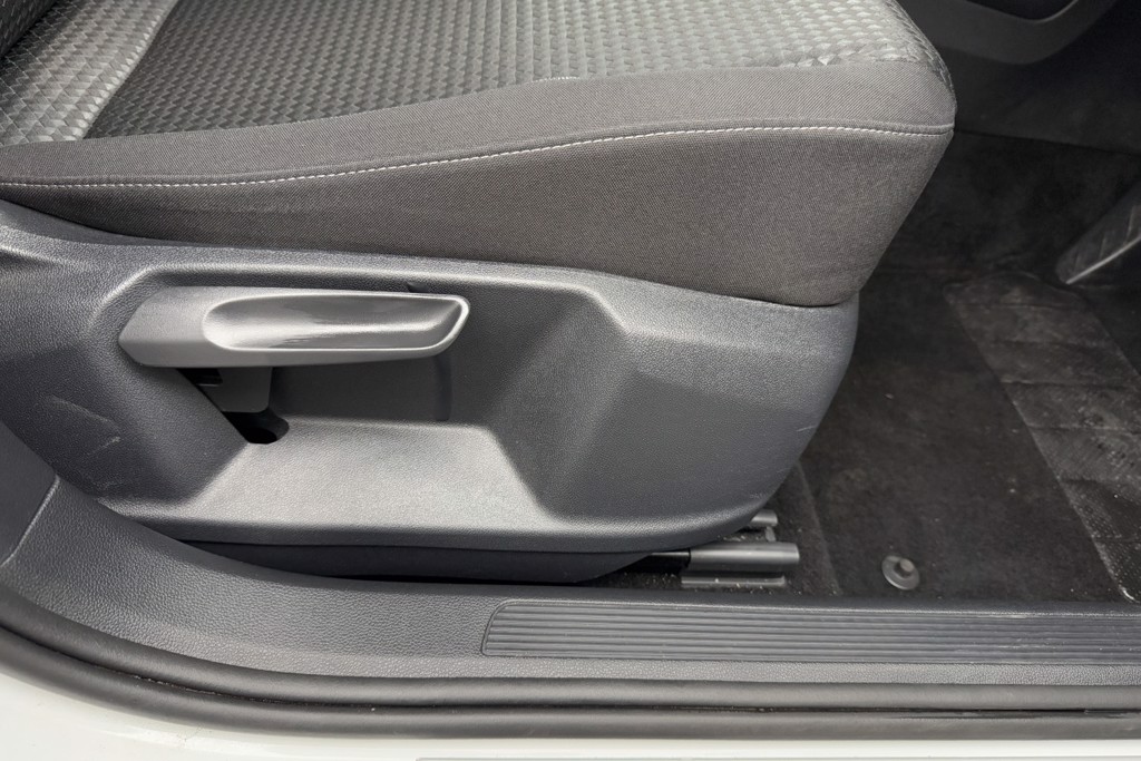 Volkswagen T-Roc Active Manual Petrol SUV - Stock Number (1555980) - 21st supplementary image