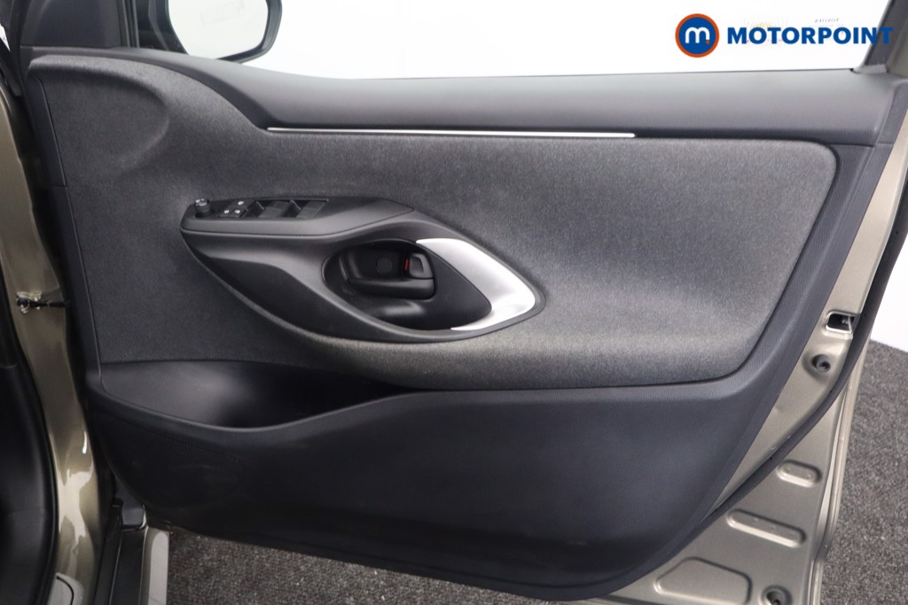 Toyota Yaris Design Automatic Petrol-Electric Hybrid Hatchback - Stock Number (1556624) - 14th supplementary image
