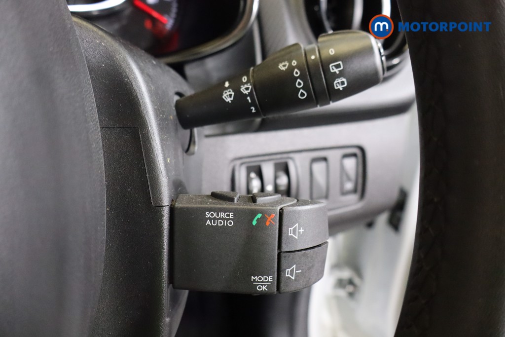 Renault Clio Iconic Manual Petrol Hatchback - Stock Number (1545905) - 11th supplementary image