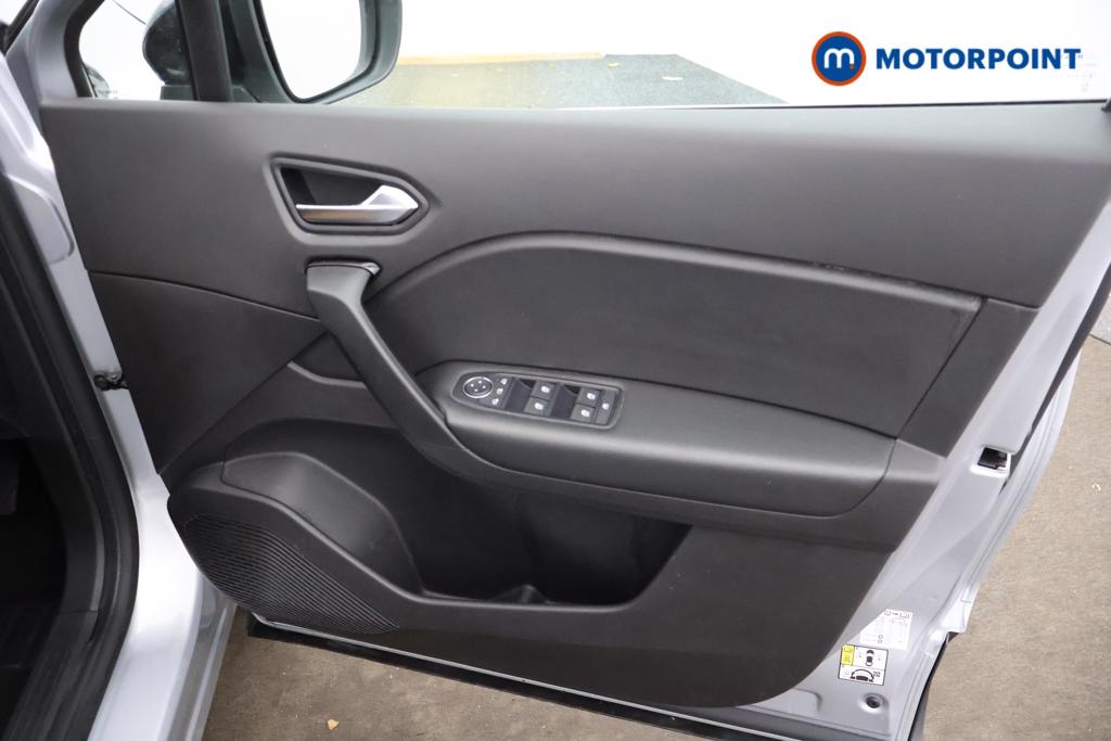 Renault Captur Iconic Manual Petrol SUV - Stock Number (1553905) - 8th supplementary image