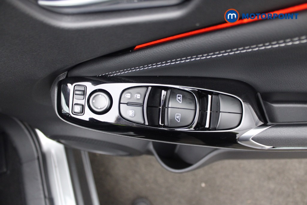 Nissan Juke Tekna Manual Petrol SUV - Stock Number (1556758) - 4th supplementary image