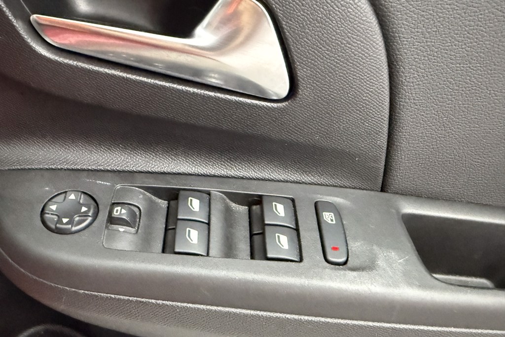 Vauxhall Corsa Elite Edition Manual Petrol Hatchback - Stock Number (1554237) - 16th supplementary image