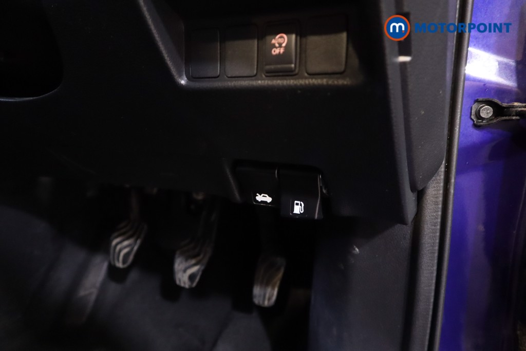 Nissan Qashqai Tekna Manual Diesel SUV - Stock Number (1553118) - 6th supplementary image