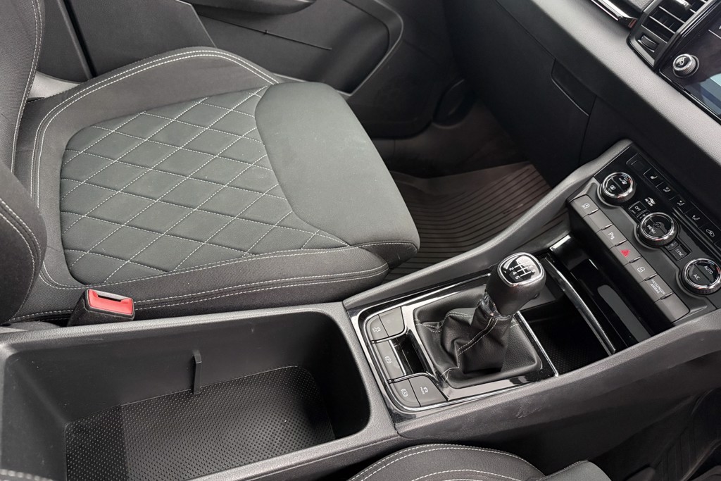 Skoda Karoq Sportline Manual Petrol SUV - Stock Number (1553595) - 16th supplementary image