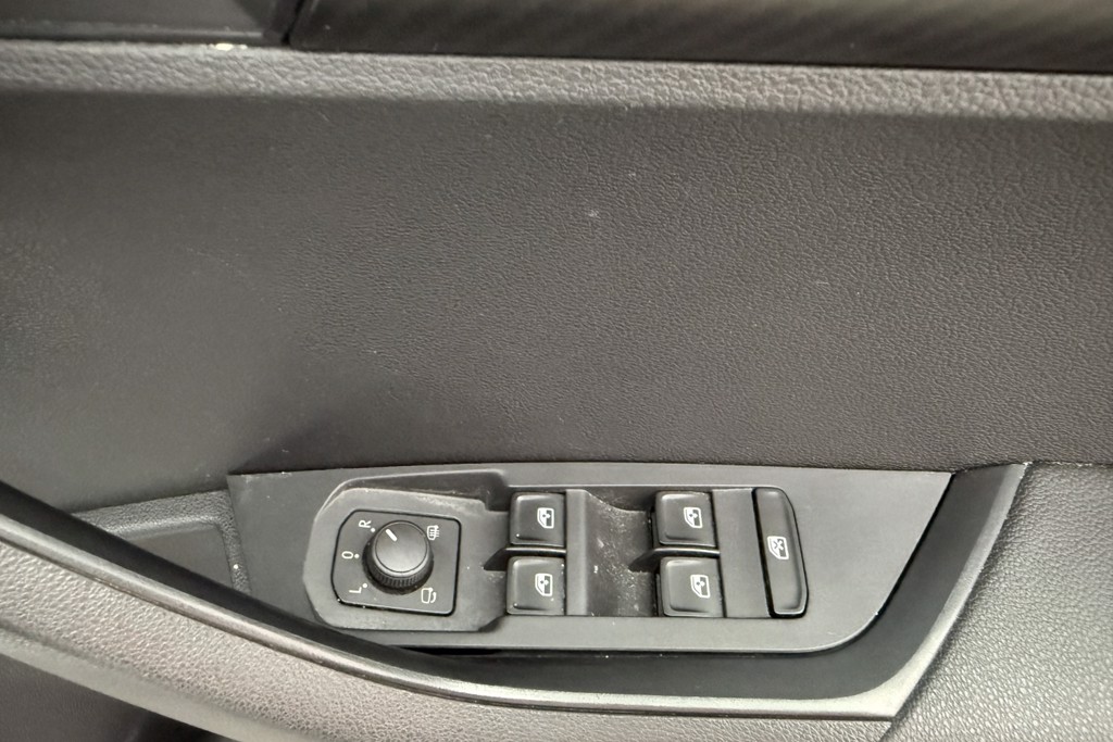 Skoda Karoq Sportline Manual Petrol SUV - Stock Number (1553595) - 21st supplementary image