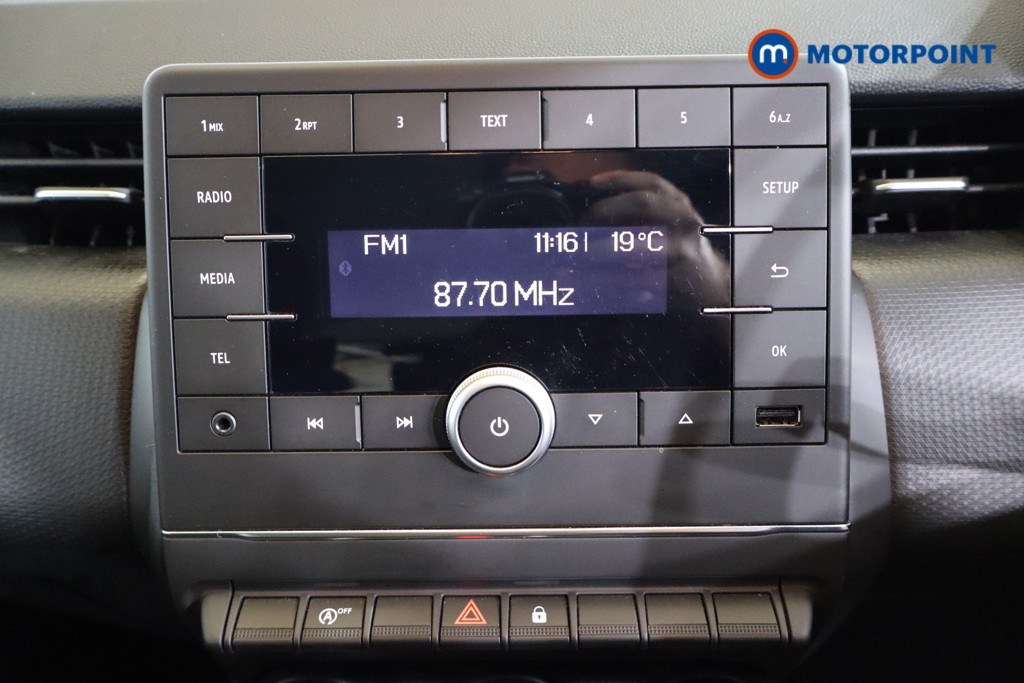 Renault Clio Play Manual Petrol Hatchback - Stock Number (1550427) - 4th supplementary image
