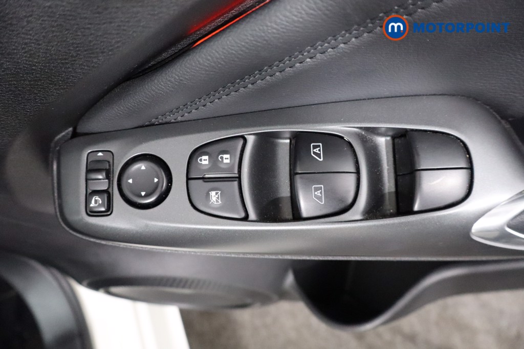Nissan Juke N-Connecta Manual Petrol SUV - Stock Number (1553969) - 16th supplementary image