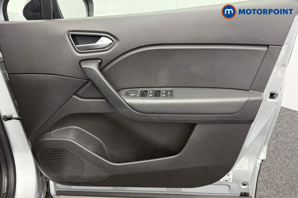 Renault Captur Iconic Manual Petrol SUV - Stock Number (1560751) - 16th supplementary image