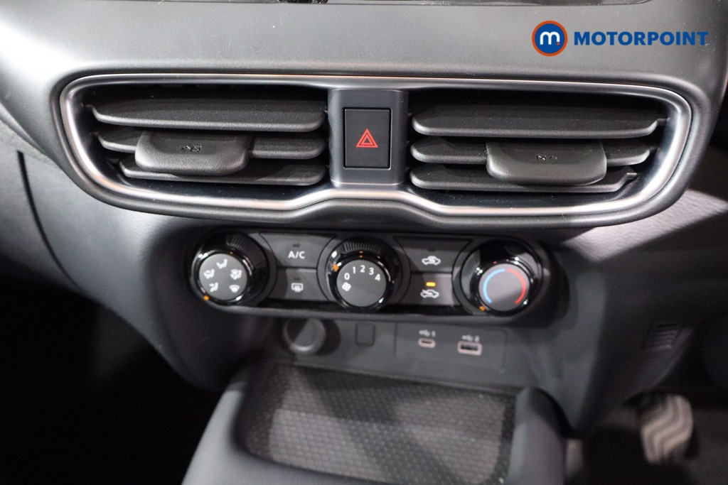 Nissan Juke Acenta Premium Manual Petrol SUV - Stock Number (1561099) - 15th supplementary image