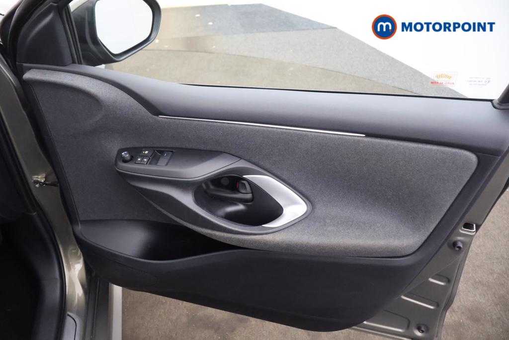Toyota Yaris Icon Automatic Petrol-Electric Hybrid Hatchback - Stock Number (1554670) - 8th supplementary image