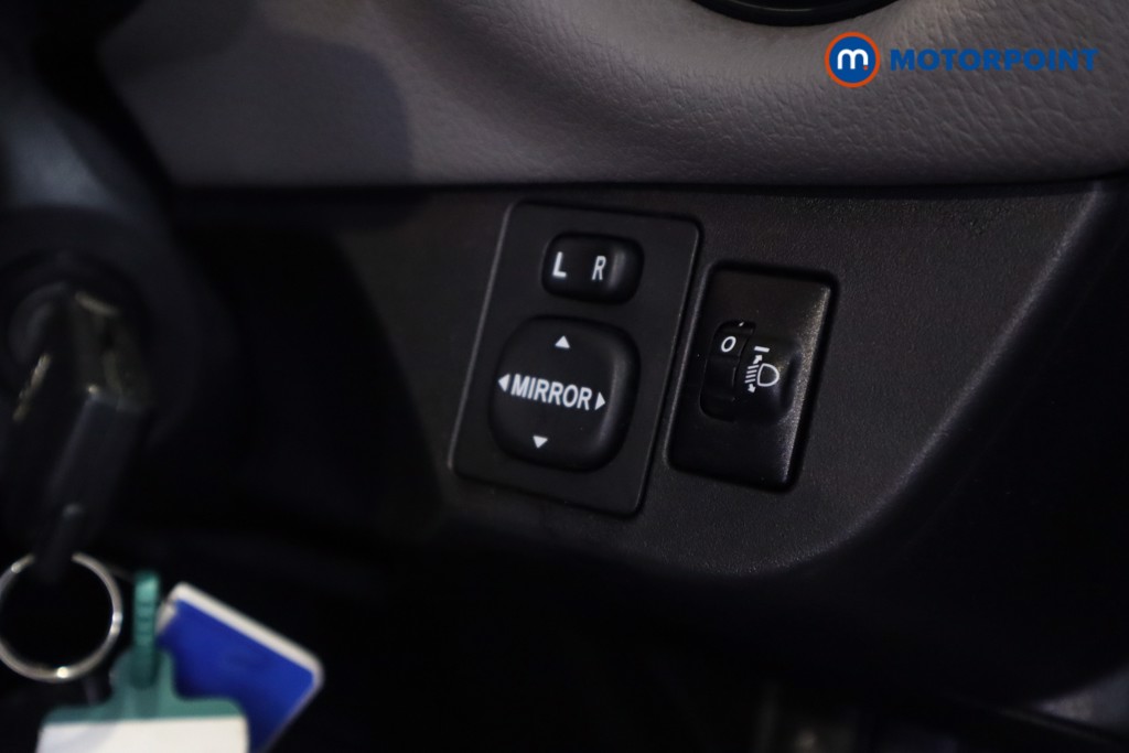 Toyota Yaris Bi-Tone Manual Petrol Hatchback - Stock Number (1552111) - 4th supplementary image