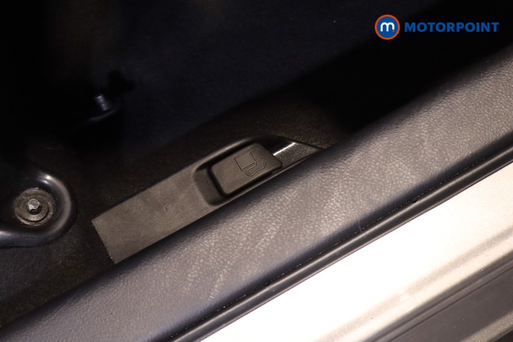 Toyota Yaris Bi-Tone Manual Petrol Hatchback - Stock Number (1552111) - 6th supplementary image