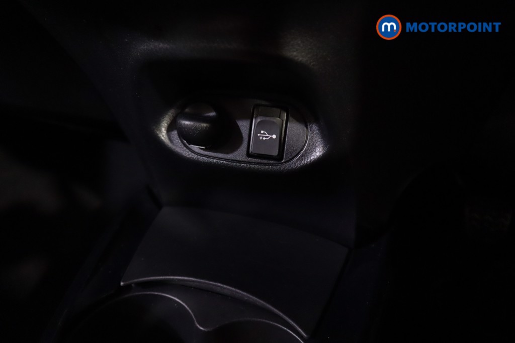 Toyota Yaris Bi-Tone Manual Petrol Hatchback - Stock Number (1552111) - 15th supplementary image