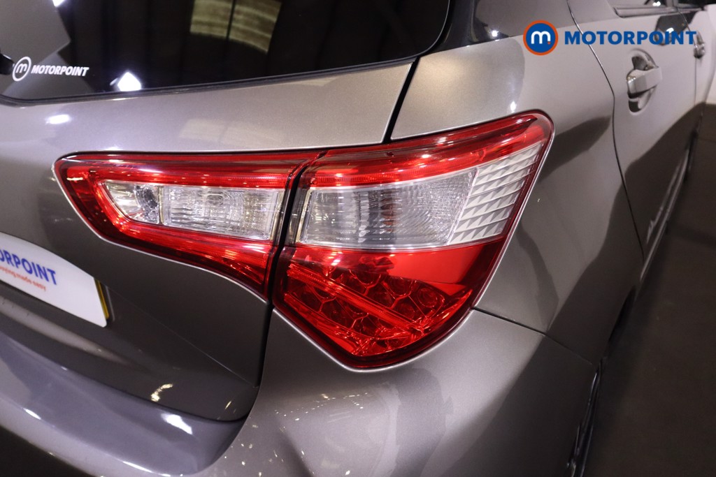 Toyota Yaris Bi-Tone Manual Petrol Hatchback - Stock Number (1552111) - 27th supplementary image
