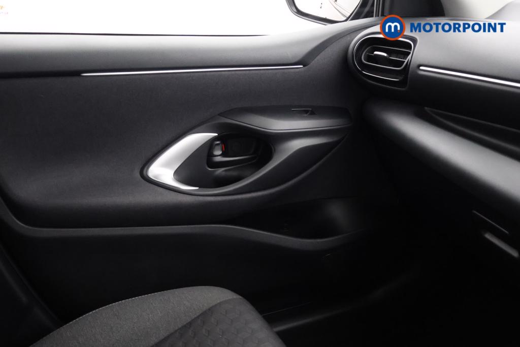 Toyota Yaris Design Automatic Petrol-Electric Hybrid Hatchback - Stock Number (1553373) - 7th supplementary image
