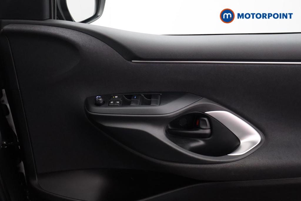 Toyota Yaris Design Automatic Petrol-Electric Hybrid Hatchback - Stock Number (1553373) - 8th supplementary image