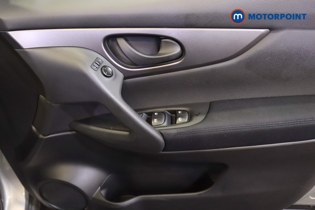 Nissan Qashqai Visia Manual Diesel SUV - Stock Number (1562389) - 7th supplementary image